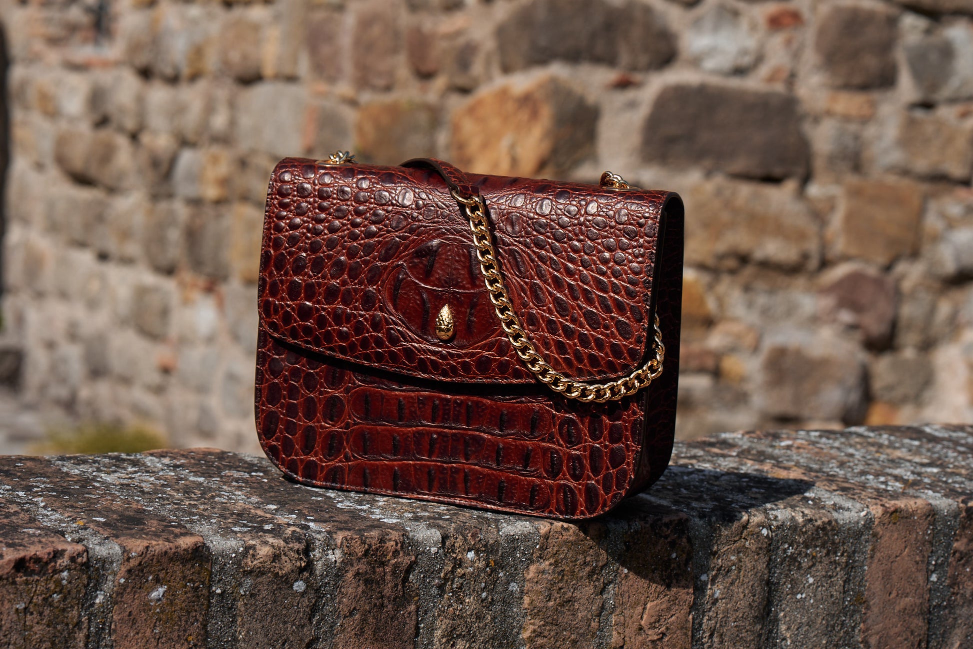 luxury-brown-croc-embossed-leather-grand-dauphin-bag-by-meniere-paris-elegant-front-view-with-gold-chain-detail