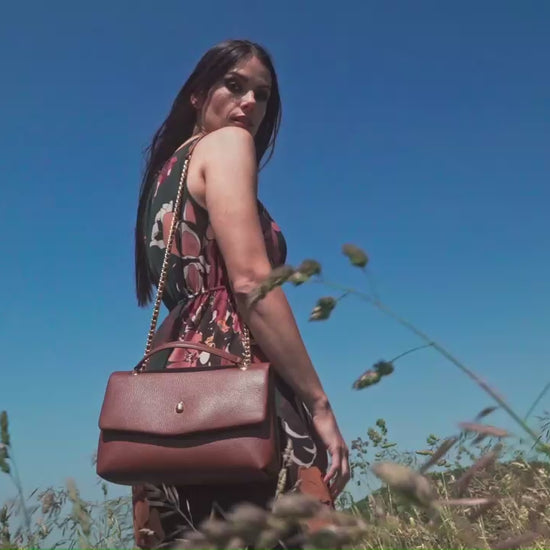 Archiduchesse brown leather bag in motion showing design and details